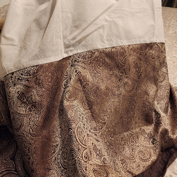 W-C Home Fashions Bedspread and Pillows - Picture 6 of 10